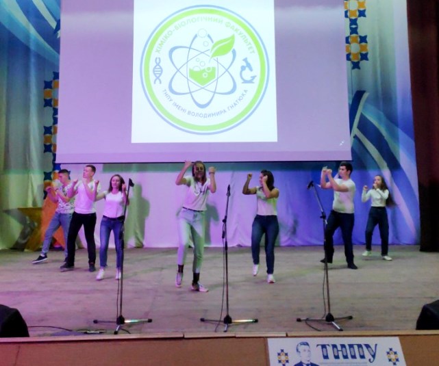 Запальні танці студентів-біологів.